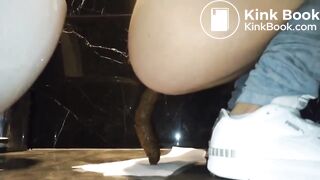 Girl pooping - video 446