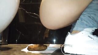 Girl pooping - video 446
