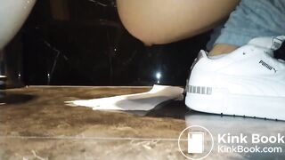 Girl pooping - video 446