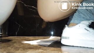 Girl pooping - video 446