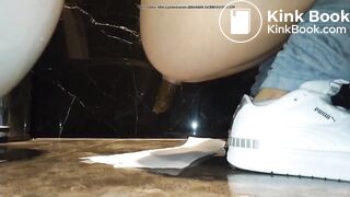 Girl pooping - video 446
