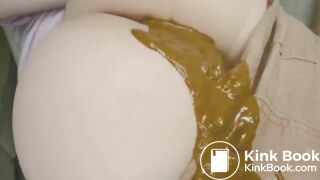 Teen Pooping - video 6