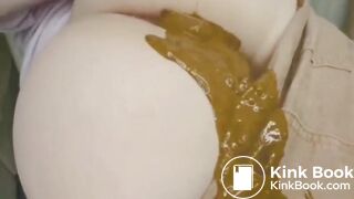 Teen Pooping - video 6