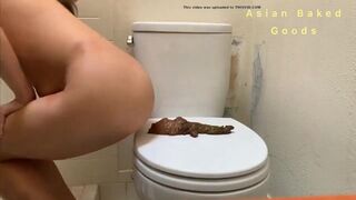Girl pooping - video 453