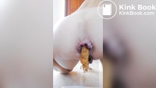 Girl pooping - video 433