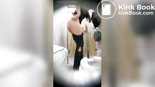 Mujer descarga mierda