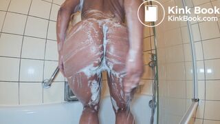 Ebony shitting in the shower