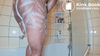 Ebony shitting in the shower