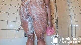 Ebony shitting in the shower