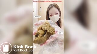 Adorable NAKED japanese girls poops