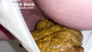 Pooping my panties and squishing :)