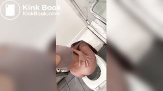 Pretty woman shitting
