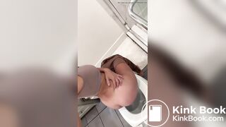 Pretty woman shitting
