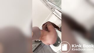 Pretty woman shitting