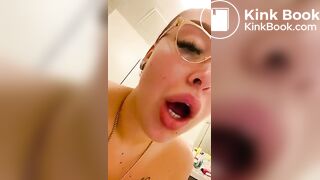 Big booty shitting on toilet and jerk dildo with shitt
