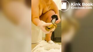 Big booty shitting on toilet and jerk dildo with shitt