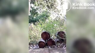 Branquinha maravilhosa cagando na natureza