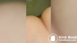 MILF takes her morning dump