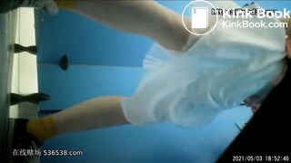 年轻的中国美女腹泻