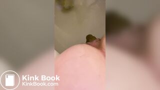 MILF takes her morning poo