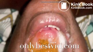 Negra disfruta el sabor de su mierda