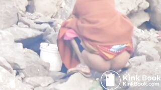 INDIAN SEXY ASS LADY OPEN SHITTING