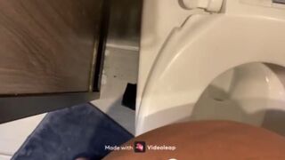 Sexy Big booty babe takes a nice dump