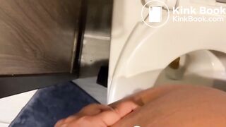 Sexy Big booty babe takes a nice dump