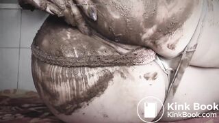 sexy girl with big ass shits and fingers her anus