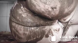 sexy girl with big ass shits and fingers her anus