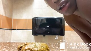 Negra gostosa abrindo o cu e cagando