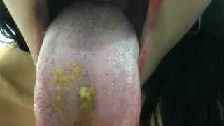 Latina comendo merda