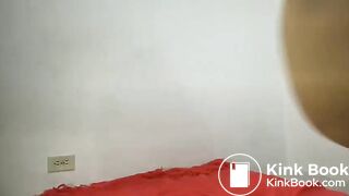 Latina comendo merda