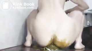 Dirty gilr used a dildo while shitting