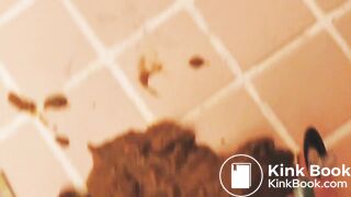 友達のアニメグッズにうんこ