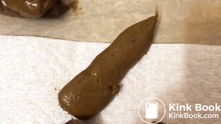 girl shitting in the toilet - video 2