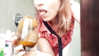 German girl plays with poo.. im Badezimmer!
