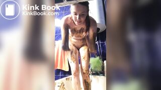 Hot Women pooping big and Smear on her body