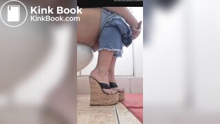 Latina pooping 2 - video 2