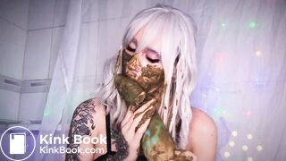 ... shitting and putting dildo in vagina