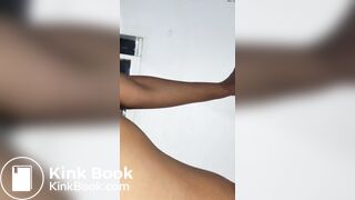 Novinha cagando gostoso .young girl shitting hot part 1