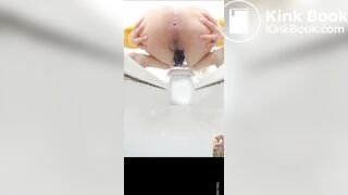 Girl poops in the toilet - video 4
