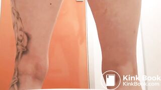 Shitting milf - video 2