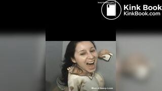Krásná dívka kaká na veřejných záchodech
