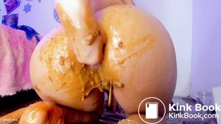 Nasty girl pooping and smearing on cam