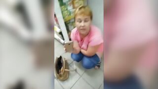 Женщина напоносила в магазине магнит