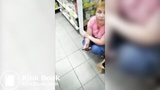 Женщина напоносила в магазине магнит