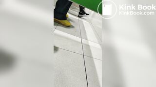 MUJER CAGA EN AURRERA