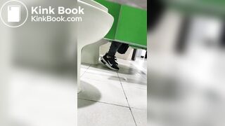 MUJER CAGA EN AURRERA