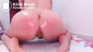 PAWG shits while twerking